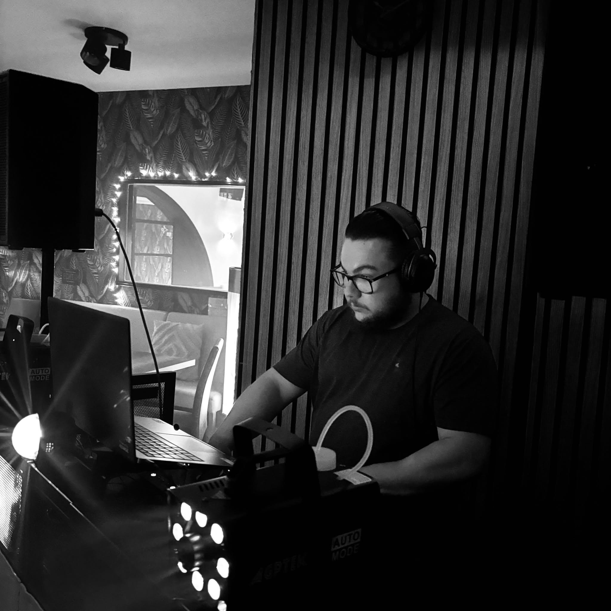 DJ Reysord am DJ-Setup bei einer Veranstaltung