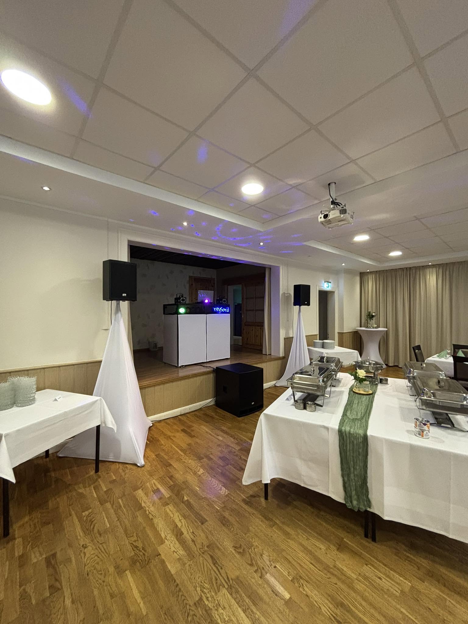 DJ-Setup mit Lautsprechern und Lichttechnik